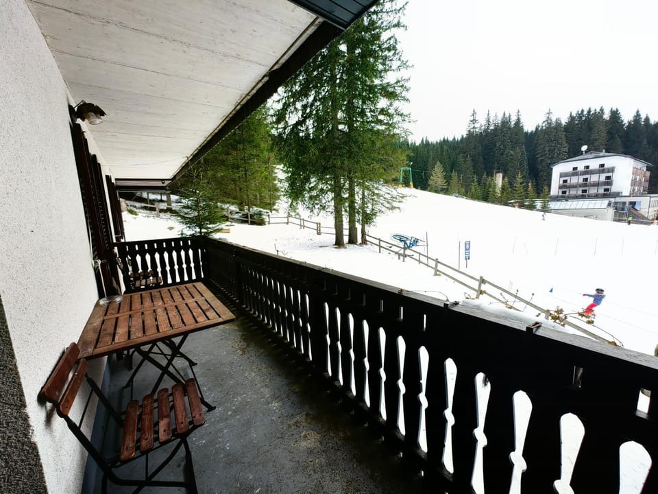 Property building, Day, Natural landscape, Winter, Skiing, View (from property/room), Balcony/Terrace