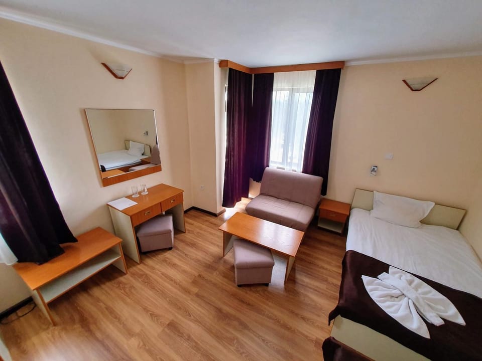 Photo of the whole room, Seating area