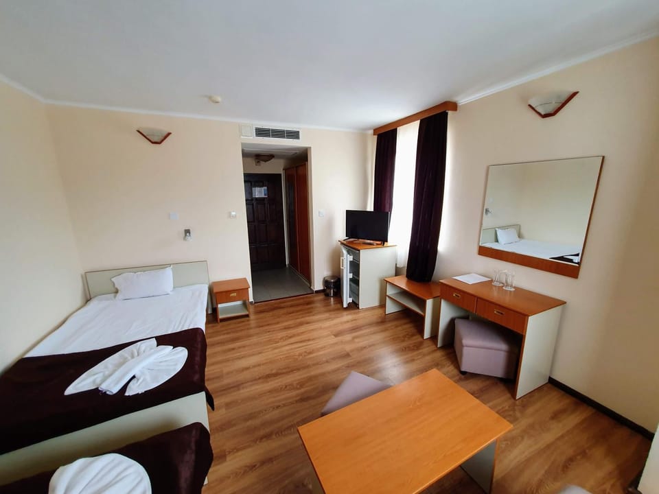 TV and multimedia, Photo of the whole room, Seating area