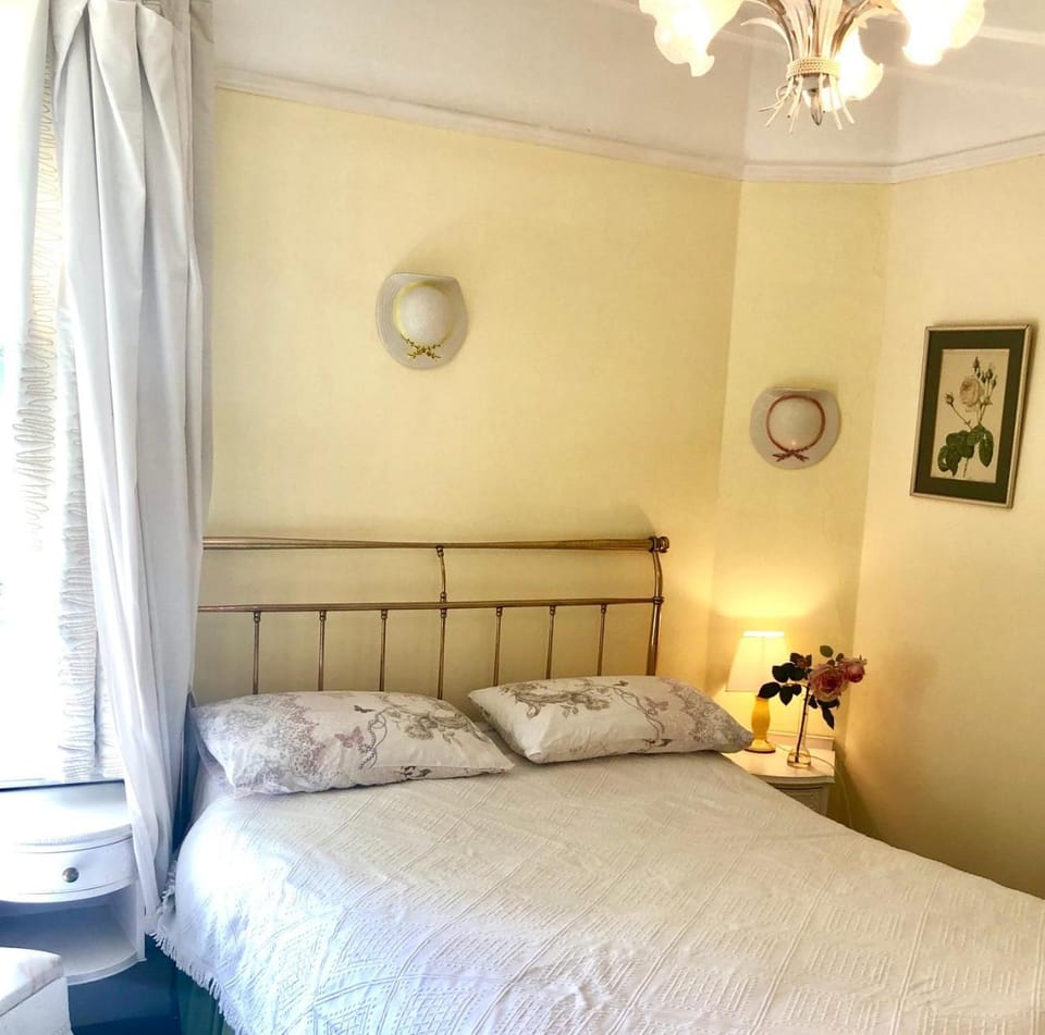 Lauras Townhouse Apartments Erte's Atelier Apartment in Bath
