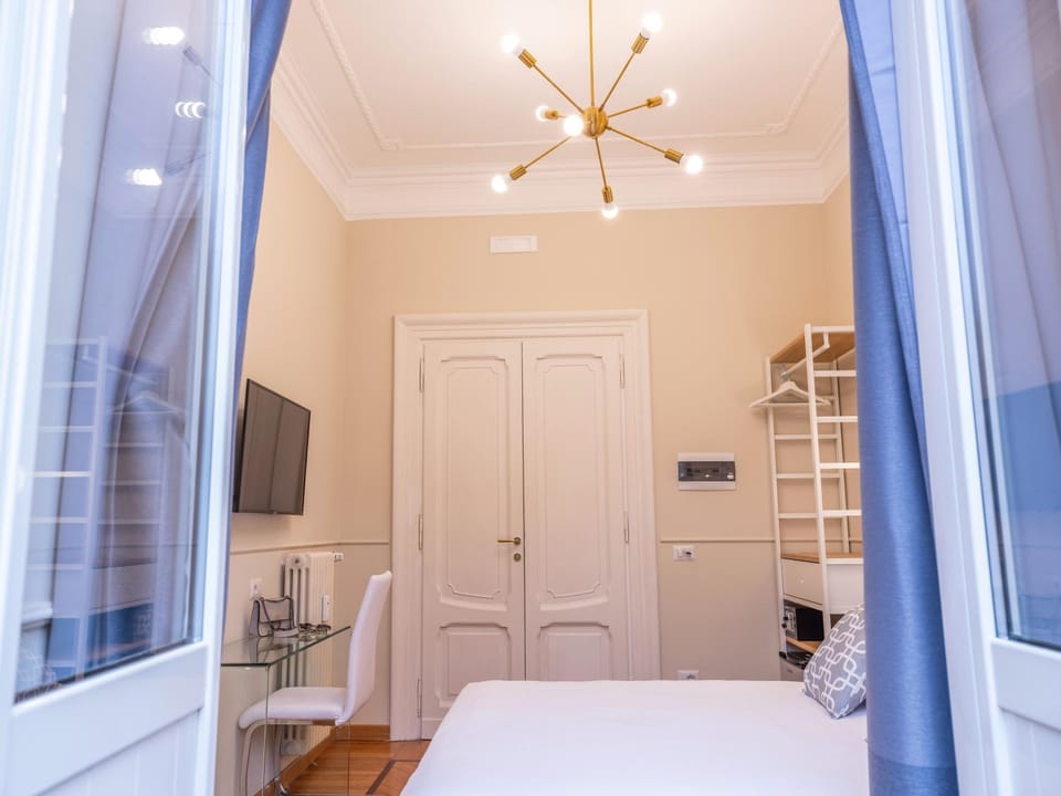Bed, Bathroom, TV and multimedia, Photo of the whole room, Decorative detail, Bedroom