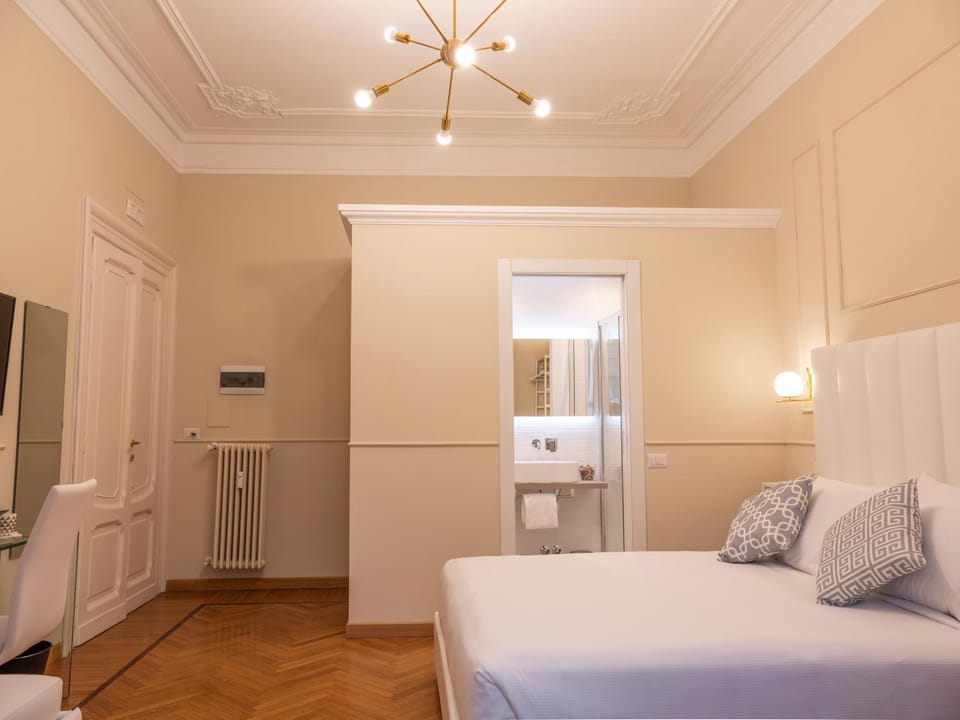 Shower, Toilet, Bed, Bathroom, TV and multimedia, Photo of the whole room, Decorative detail, Bedroom