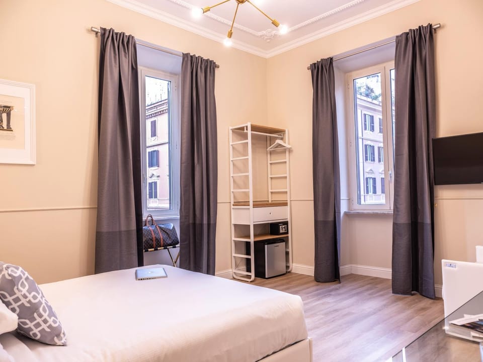 Shower, Toilet, TV and multimedia, Photo of the whole room, Decorative detail, Seating area, Bedroom, Landmark view