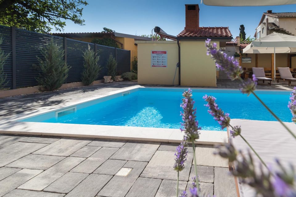 Pool view, Pool view