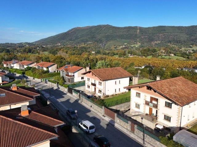 Property building, Natural landscape, Bird's eye view, Mountain view, Street view, Location, Parking