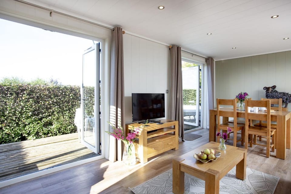 Patio, TV and multimedia, Living room, Seating area, Dining area
