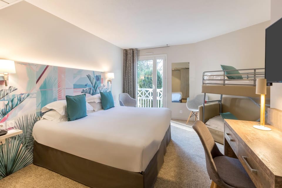 Photo of the whole room, bunk bed