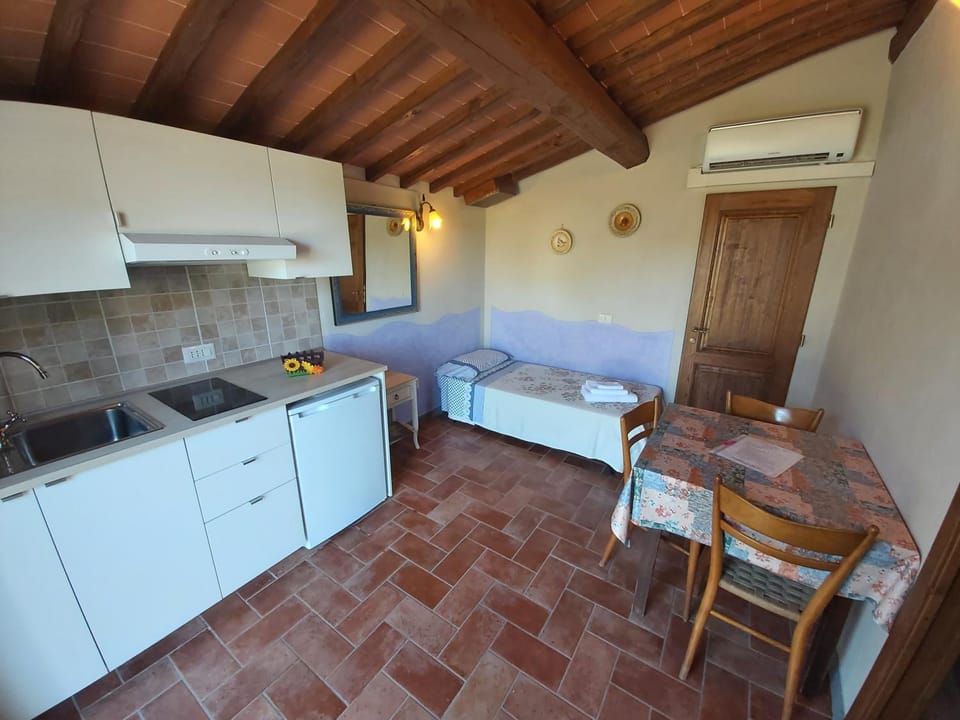 Bed, Kitchen or kitchenette, Dining area