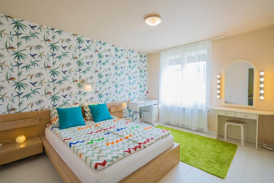Photo of the whole room, Bedroom