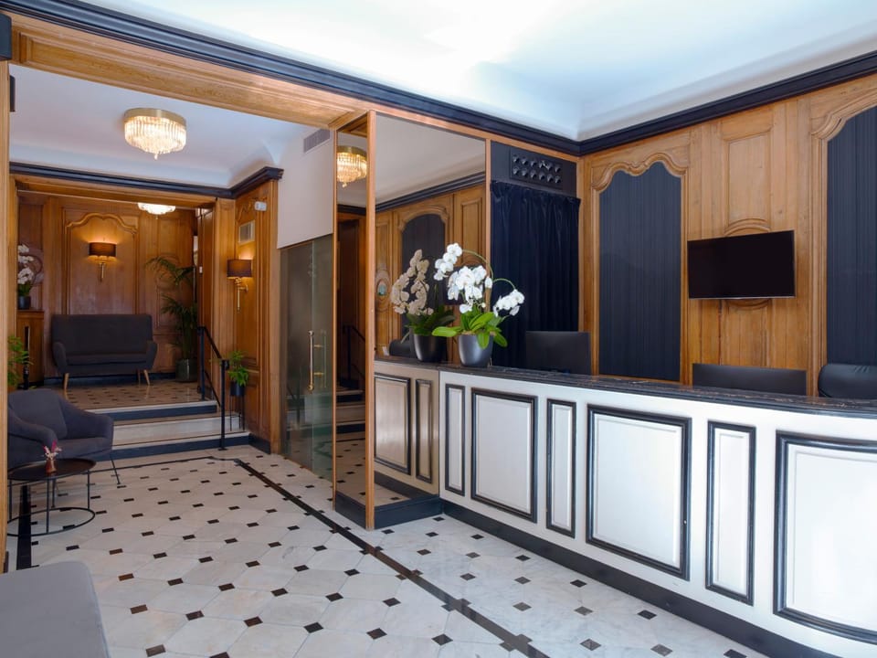 Facade/entrance, TV and multimedia, Lobby or reception