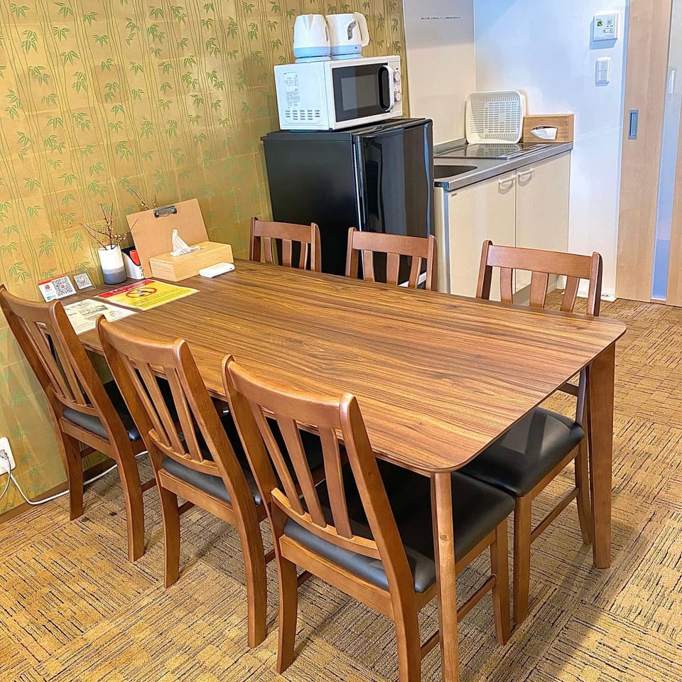 Kitchen or kitchenette, Dining area, minibar