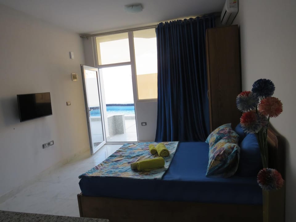 Bed, View (from property/room), Photo of the whole room, Decorative detail, Bedroom, Pool view, towels
