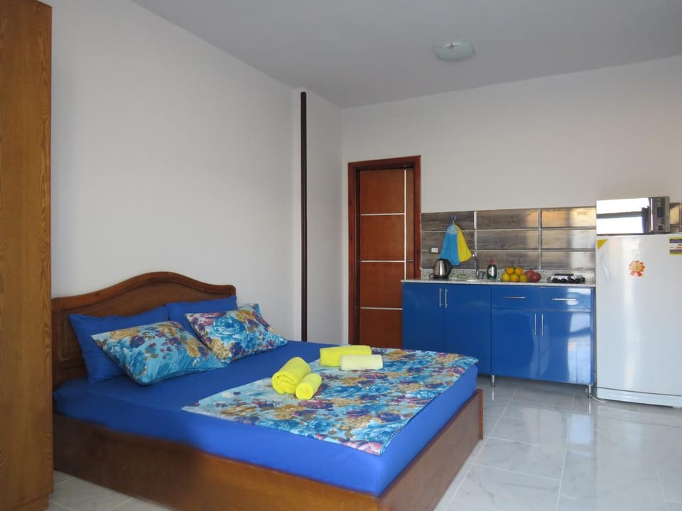 Bathroom, Coffee/tea facilities, Kitchen or kitchenette, Photo of the whole room, Decorative detail, Dining area, minibar, towels