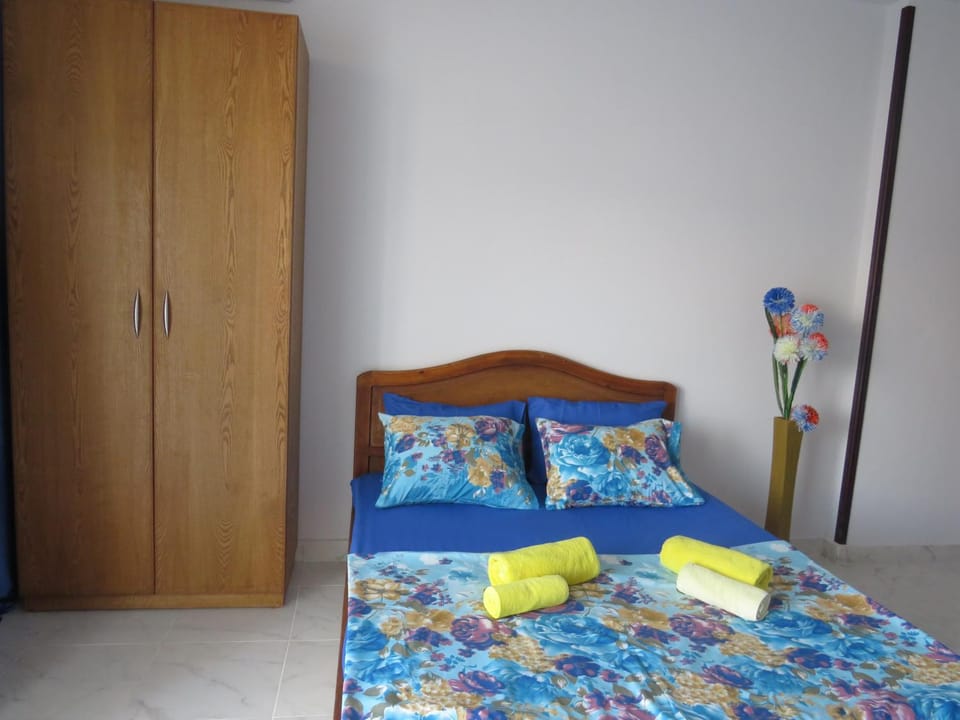 Bed, Photo of the whole room, Decorative detail, Bedroom, On site, Area and facilities, towels, wardrobe