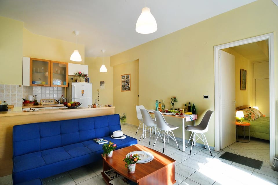 Kitchen or kitchenette, Living room, Seating area, Dining area, pet friendly, stove