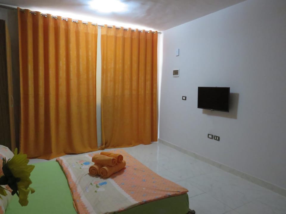 Bed, TV and multimedia, Photo of the whole room, Bedroom
