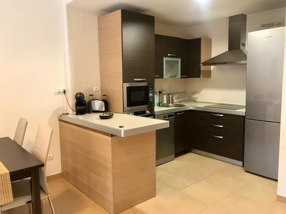 Coffee/tea facilities, Kitchen or kitchenette, Dining area