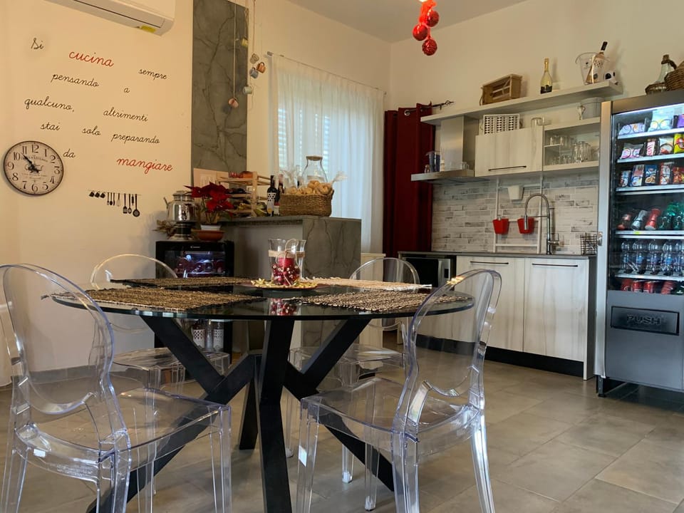 Kitchen or kitchenette, Food and drinks, Dining area, Food, minibar, pet friendly, stove