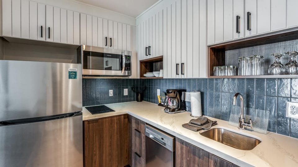 Coffee/tea facilities, Kitchen or kitchenette, dishwasher, minibar, stove