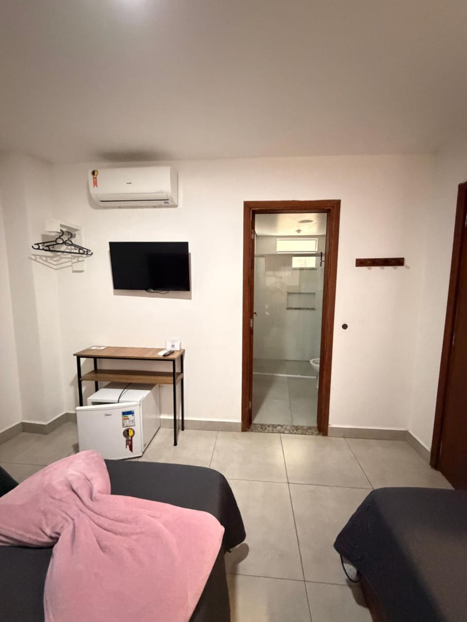TV and multimedia, Photo of the whole room, air conditioner