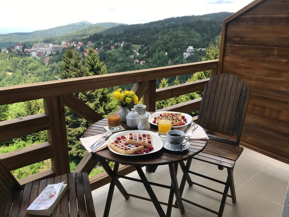 Balcony/Terrace, Food and drinks, Food, Mountain view