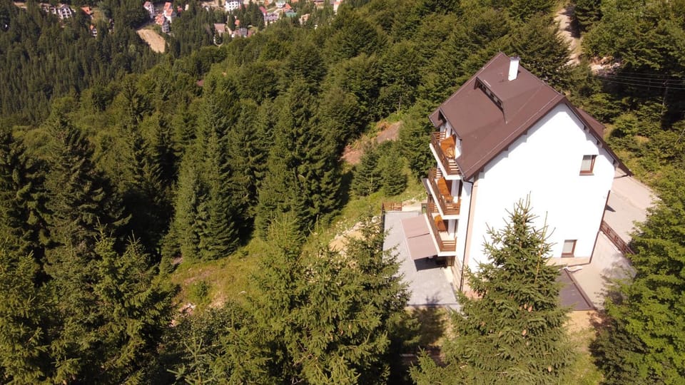 Property building, Day, Natural landscape, Bird's eye view, Mountain view