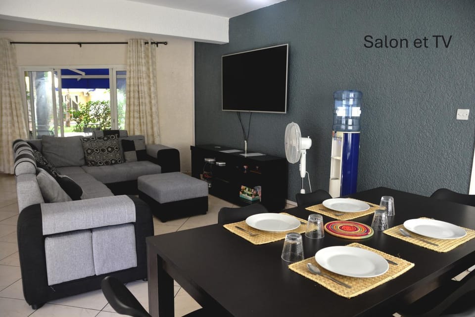 Communal lounge/ TV room, TV and multimedia, Living room, Dining area