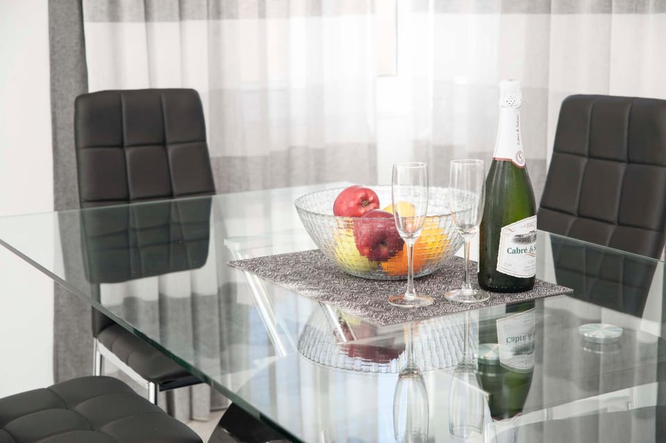 Living room, Food and drinks, Dining area