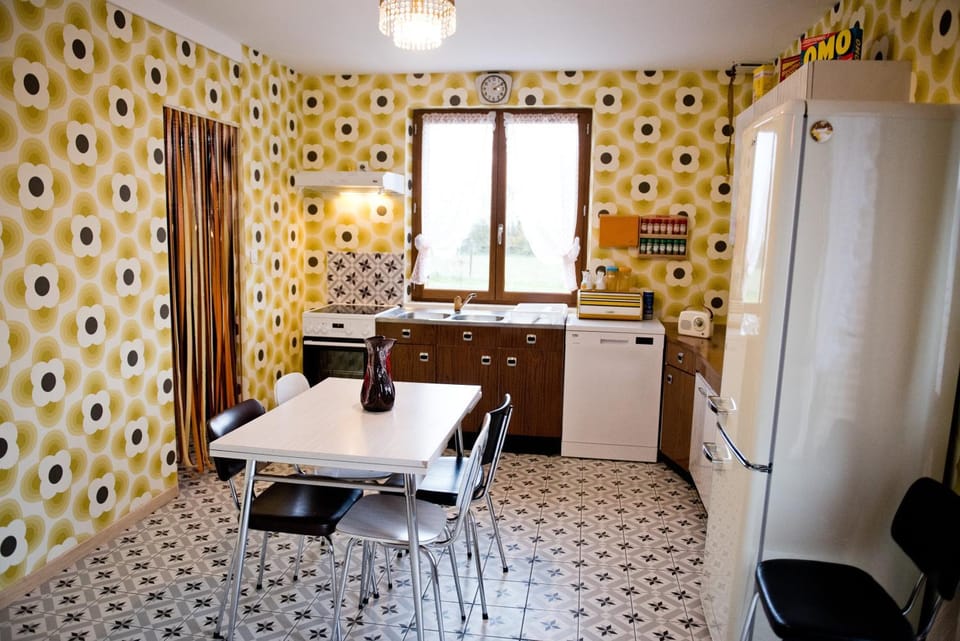 Kitchen or kitchenette, dishwasher, minibar, stove