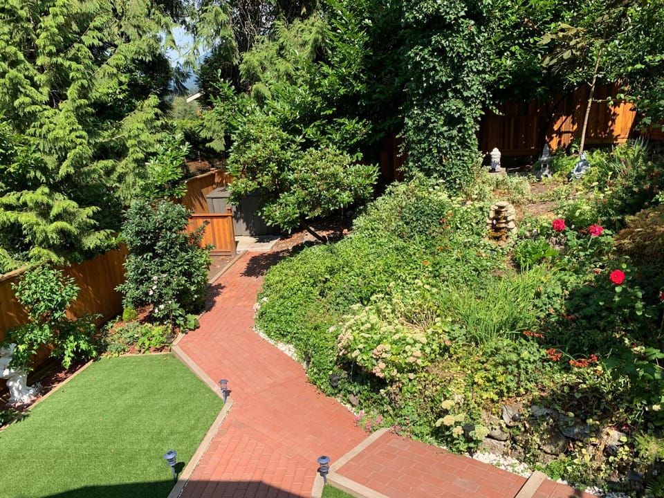 Beautiful Two Bedroom Suite Bed and Breakfast in North Vancouver