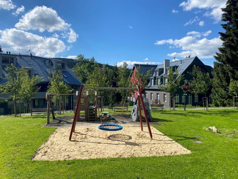 Apartmán Resident A001 - BEZBARIÉROVÝ Apartmán ideální pro rodiny s dětmi, v těsné blízkosti Anenského údolí, bobové dráhy, Ski areálů, Ski školy, FREE PARKING, FREE WIFI, výhled do zahrady s posezením na terase, dětské hřiště v areálu Apartment in Lower Silesian Voivodeship