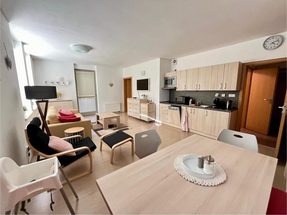 Apartmán Resident A001 - BEZBARIÉROVÝ Apartmán ideální pro rodiny s dětmi, v těsné blízkosti Anenského údolí, bobové dráhy, Ski areálů, Ski školy, FREE PARKING, FREE WIFI, výhled do zahrady s posezením na terase, dětské hřiště v areálu Apartment in Lower Silesian Voivodeship