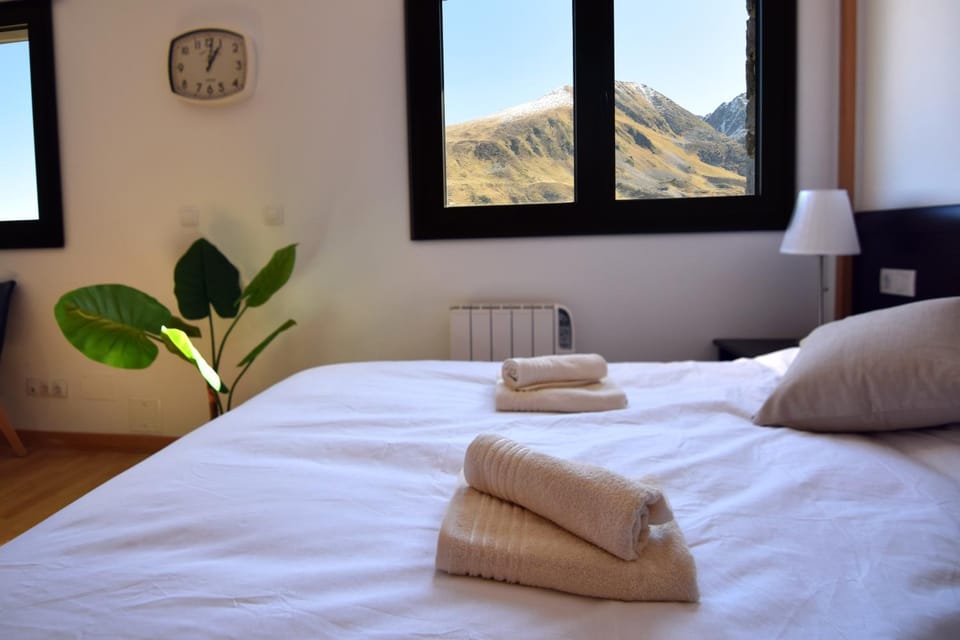 Natural landscape, Bedroom, Mountain view