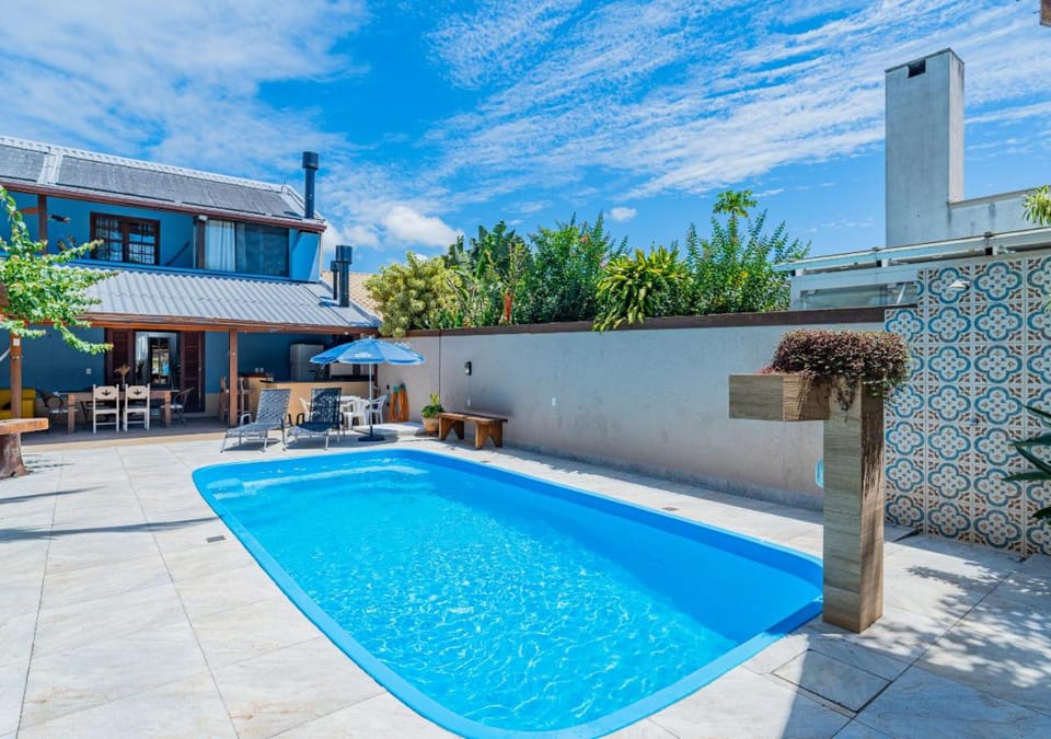 C109 Casa grande com piscina privada para até 15 pessoas House in Florianopolis