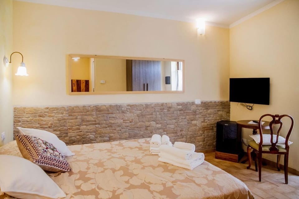 TV and multimedia, Photo of the whole room, Seating area, Bedroom