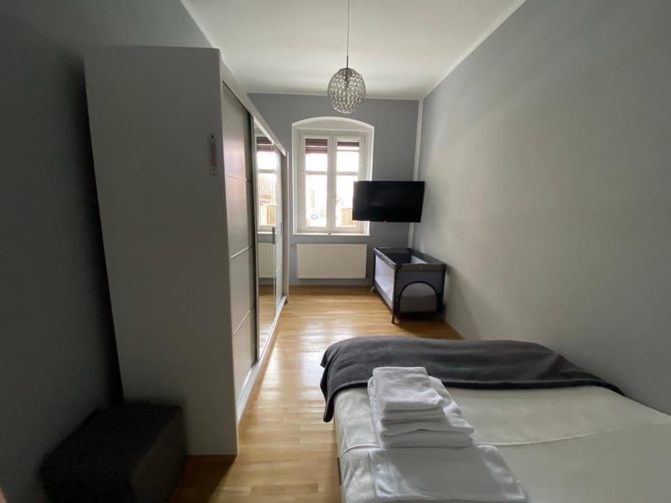 Bed, TV and multimedia, Bedroom, towels