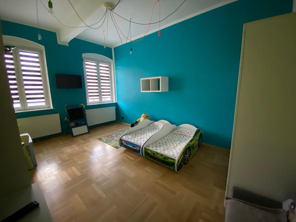 Bed, TV and multimedia, Bedroom