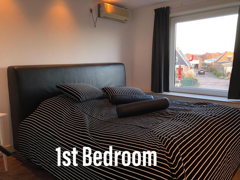 Bedroom, Street view