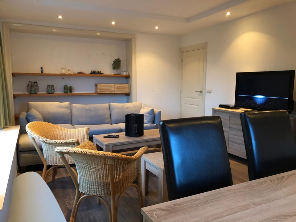 TV and multimedia, Living room, Photo of the whole room, Seating area, Dining area