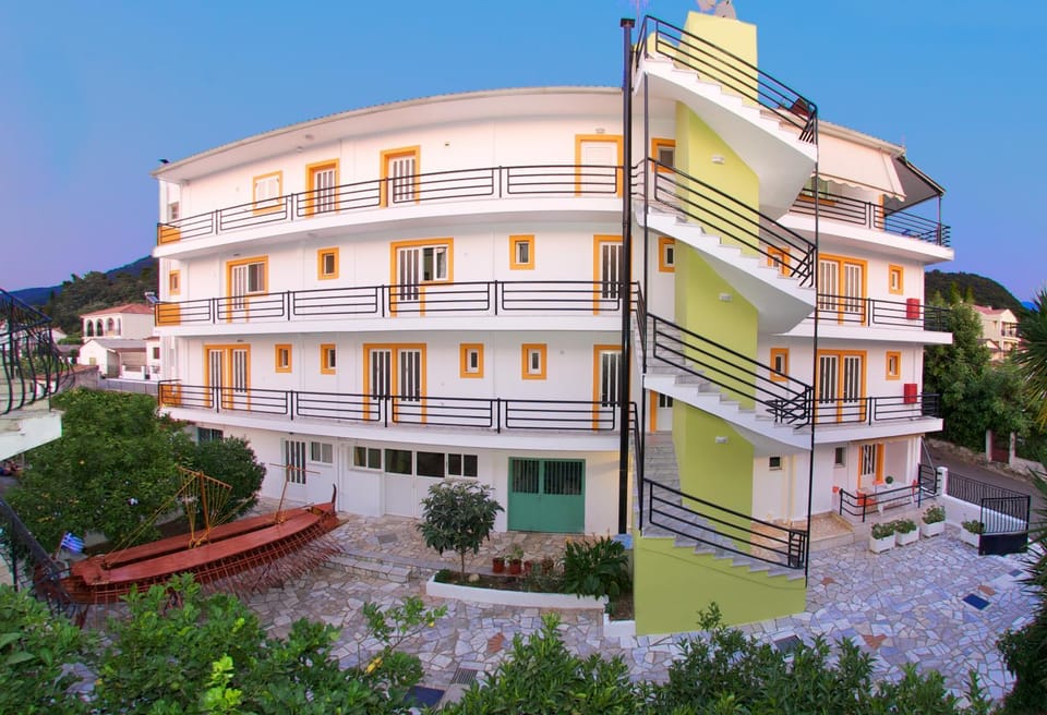 Facade/entrance, Garden, Balcony/Terrace, Lobby or reception, Mountain view