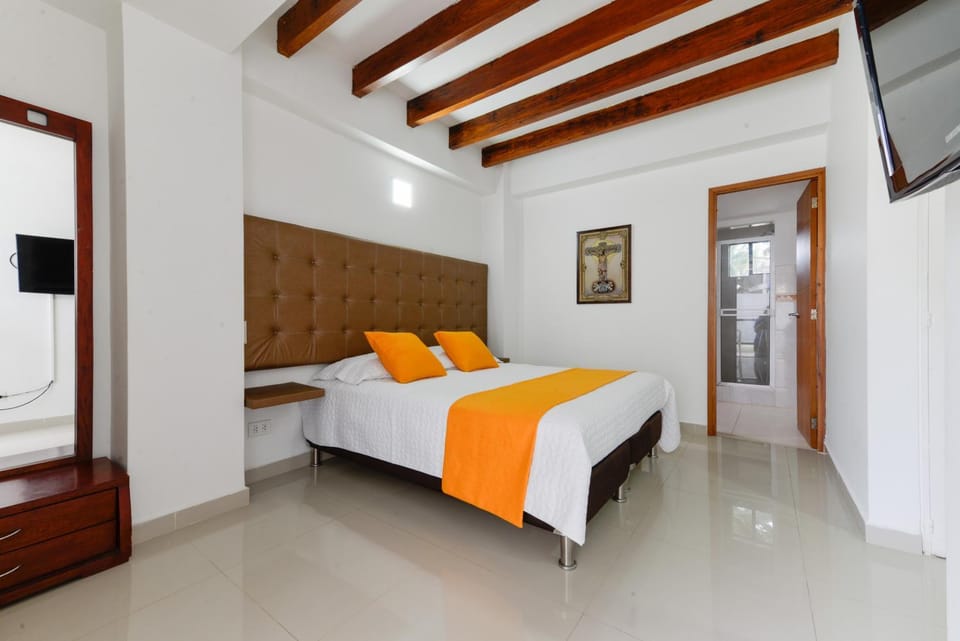 Bed, TV and multimedia, Photo of the whole room, Bedroom