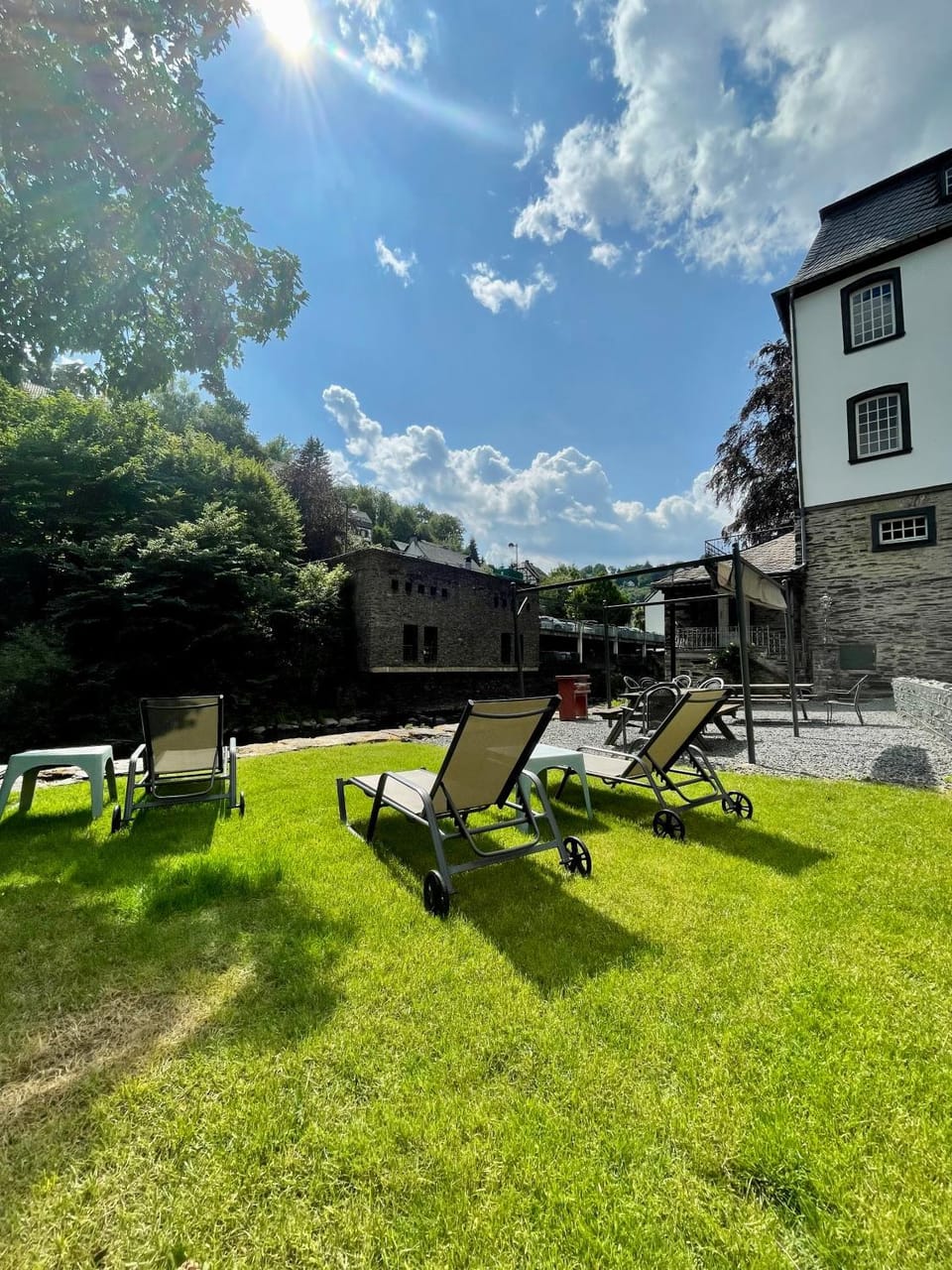 Property building, Spring, Day, Natural landscape, Garden, Garden view, sunbed