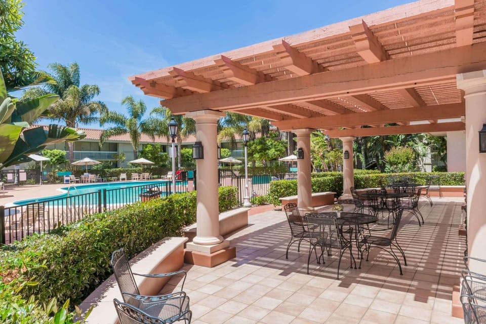 Property building, Patio, Spring, Day, Summer, Garden, View (from property/room), Balcony/Terrace, Garden view, Pool view, Swimming pool, sunbed