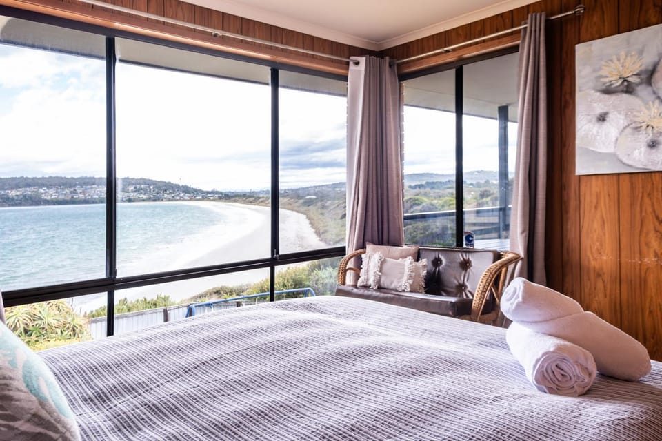 Bed, Natural landscape, View (from property/room), Bedroom, Sea view, towels