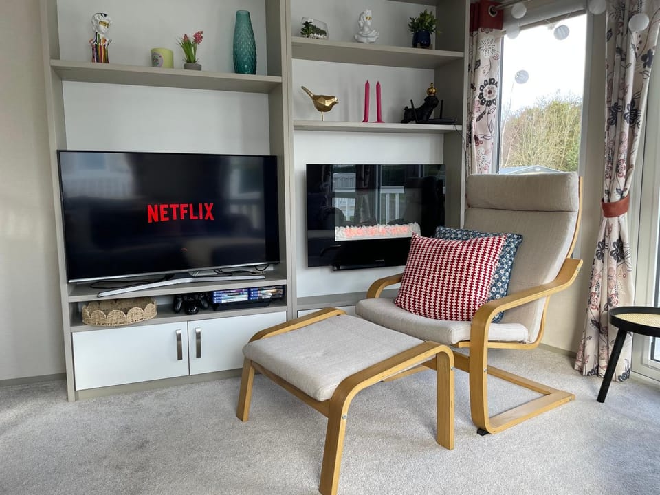 TV and multimedia, Living room, Seating area, Evening entertainment