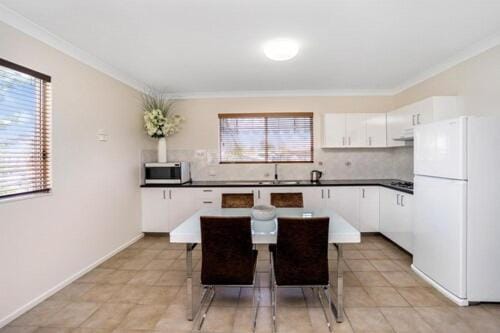 Kitchen or kitchenette, Dining area, dishwasher, minibar, oven, stove