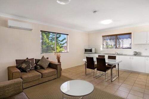 TV and multimedia, Kitchen or kitchenette, Living room, Seating area, Dining area, minibar, oven, stove, air conditioner