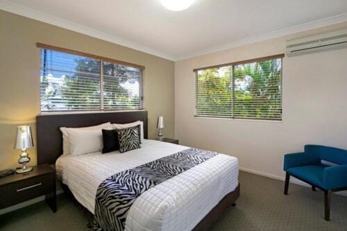 Bed, Photo of the whole room, Seating area, Bedroom, air conditioner