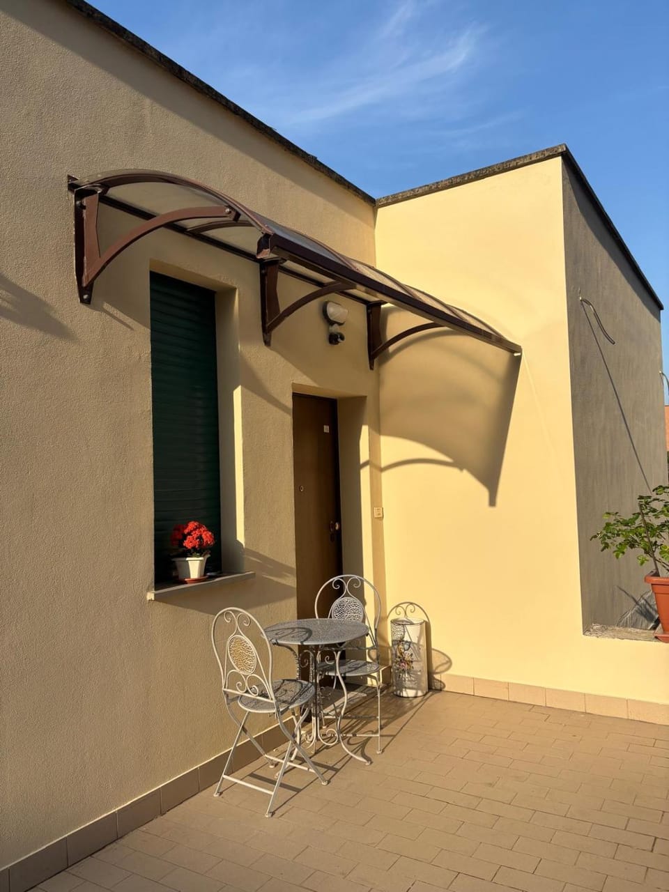 Facade/entrance, Balcony/Terrace