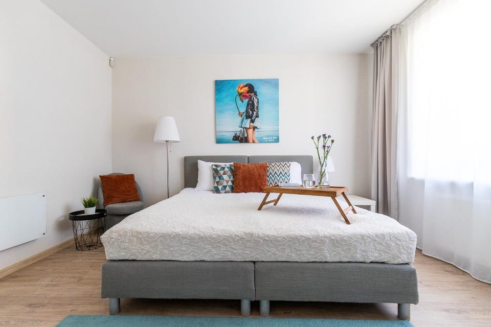 Photo of the whole room, Bedroom